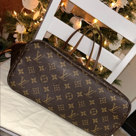 Louis Vuitton Neverfull MM - Picture 6 of 17